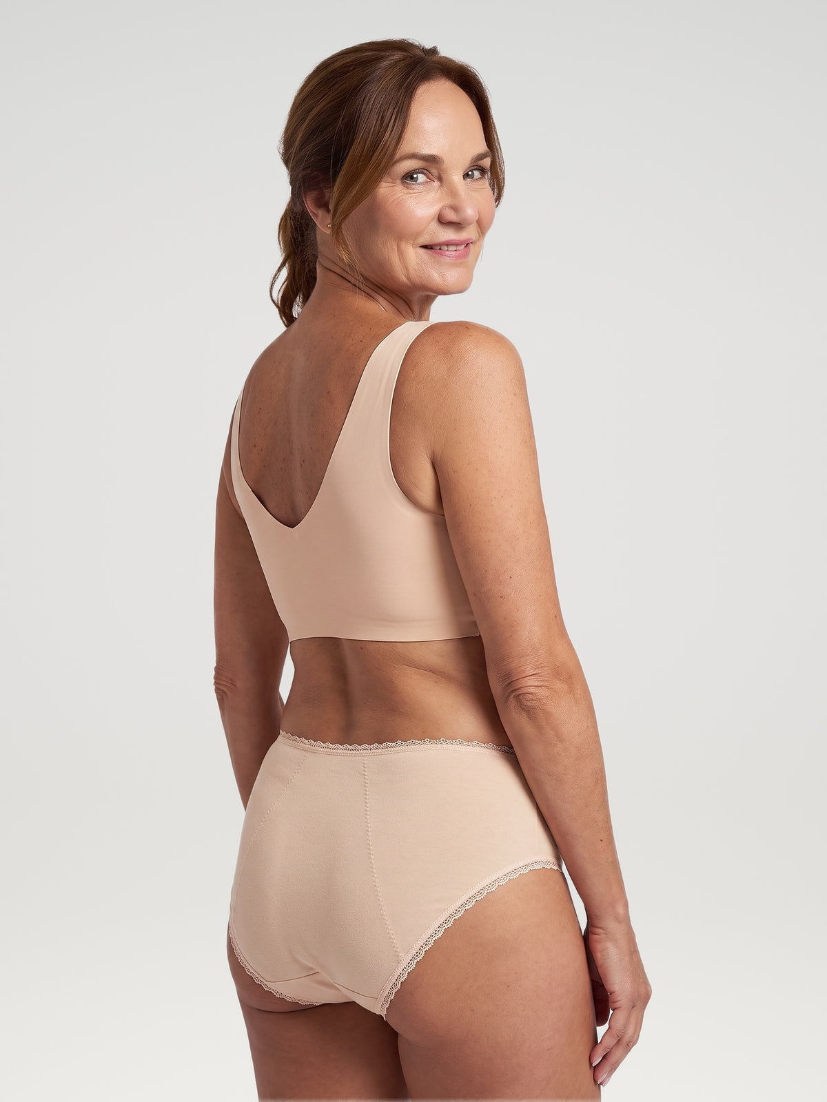 Everyday Brief apricot, achteraanzicht aan model