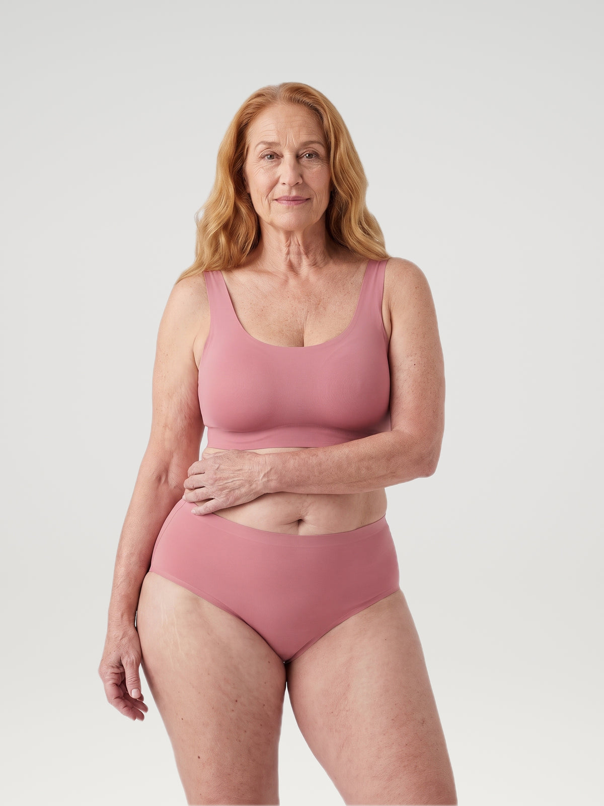 High Waist Brief roze, vooraanzicht aan model