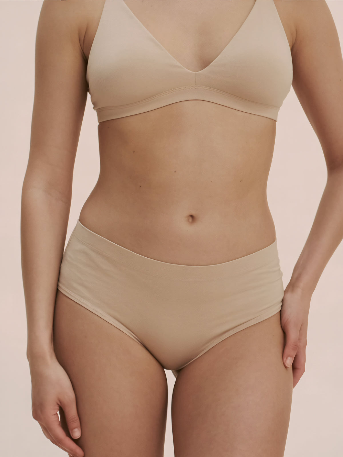 Menstruatie ondergoed apricot, close-up van gedragen hugger brief aan de voorkant