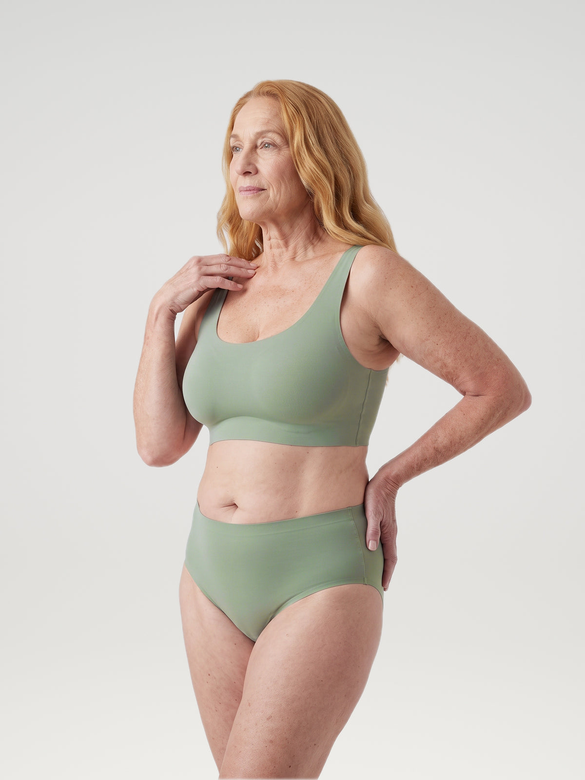 High Waist Brief groen, driekwart aanzicht aan model