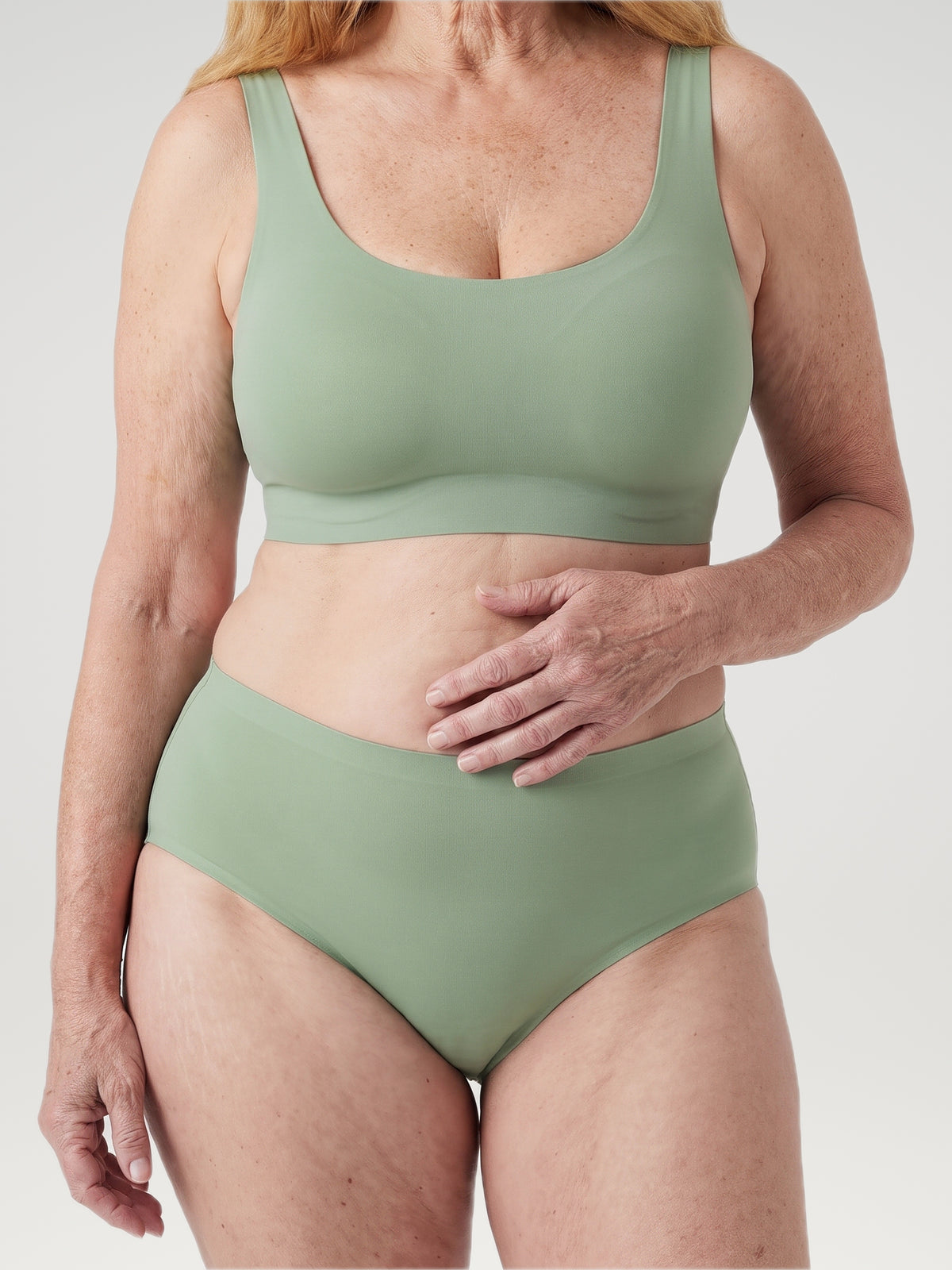 High Waist Brief groen, detail van de naadloze, gebonden bovenrand