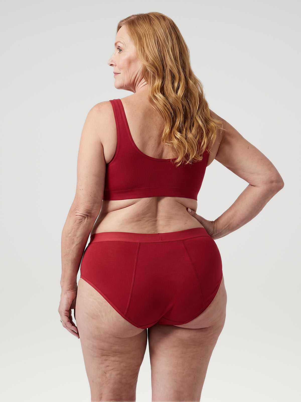 Naadloze Brief rood, achteraanzicht aan model